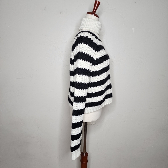 Forever 21 Striped Black and Cream Turtleneck Sweater Size Large - Picture 4 of 11